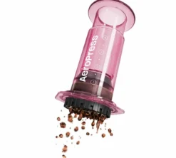 Cafetière nomade AEROPRESS Clear Pink en rose transparent