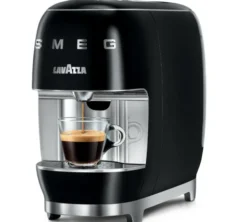 Machine à capsules A Modo Mio Smeg LM 200 Noire par LAVAZZA + Offre cadeaux