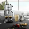 Machine expresso DELONGHI Dedica Arte EC885.M Metal buse vapeur LatteArt + Pack Barista