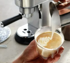Machine expresso DELONGHI Dedica Arte EC885.M Metal buse vapeur LatteArt + Pack Barista