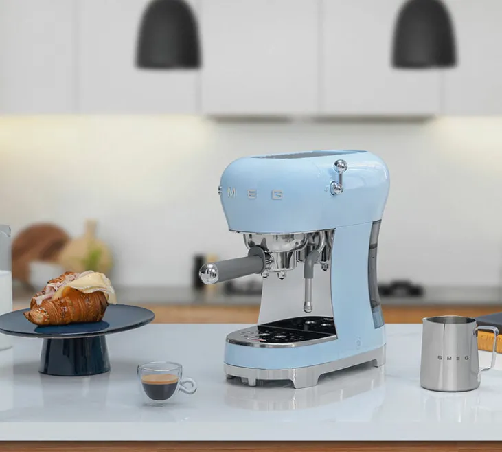 Machine expresso SMEG Bleu azur ECF02PBEU Années 50