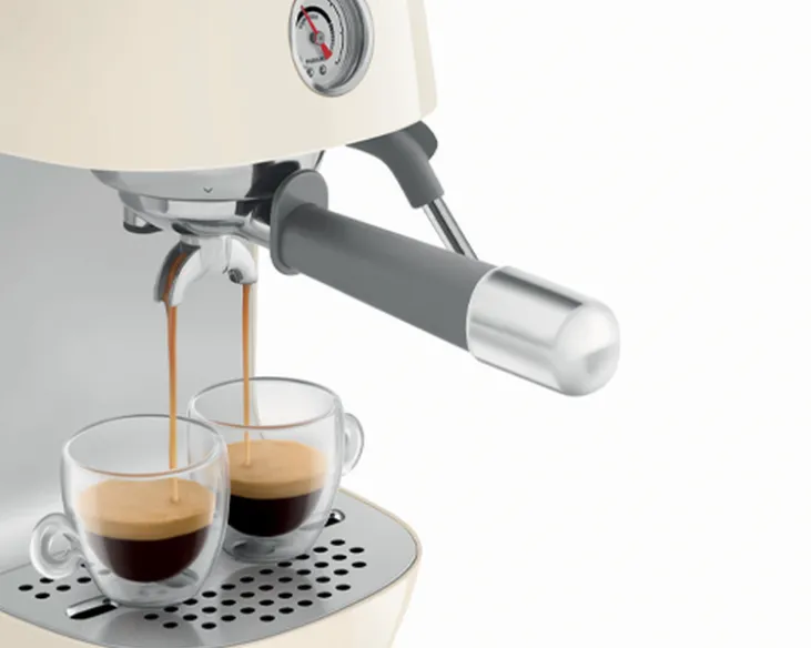 Machine expresso SMEG ECF03CREU Crème avec Cold brew