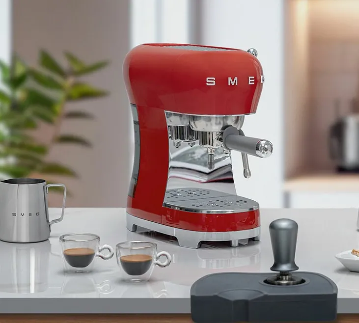 Machine expresso SMEG ECF02RDEU + Moulin à café SMEG CGF01RDEU