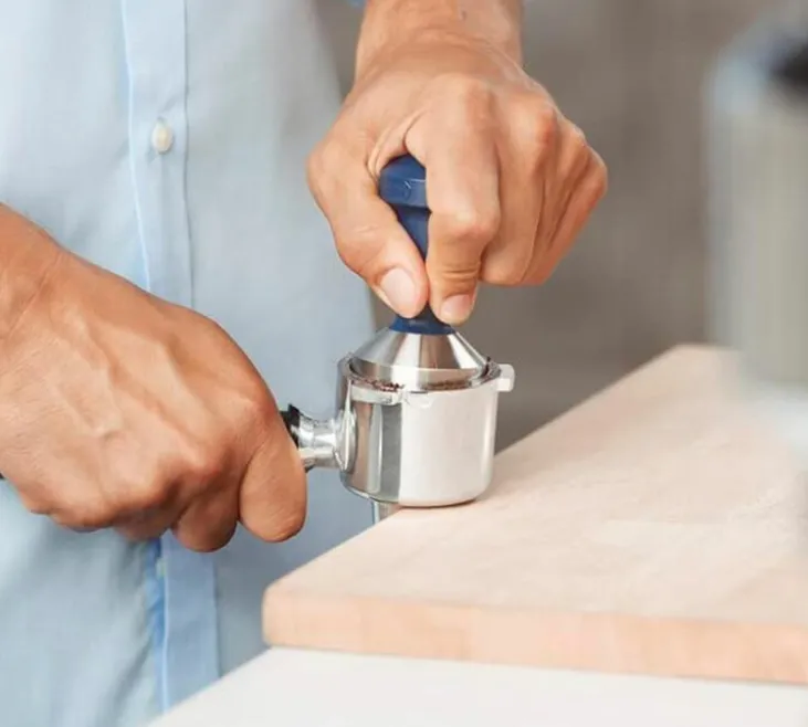 Tasseur de café DELONGHI en bois bleu 51 mm